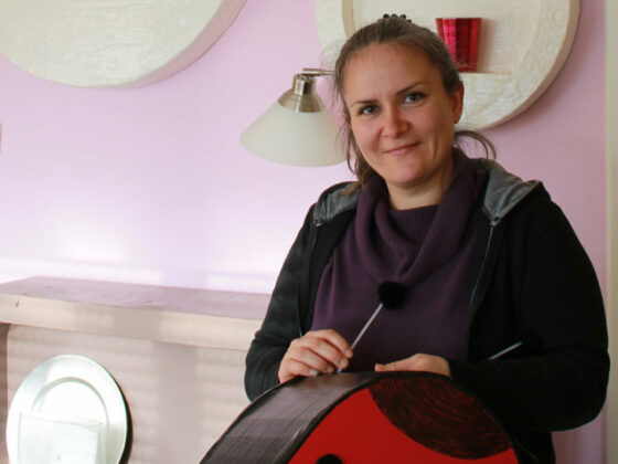 sophie créé du mobilier à partir de carton