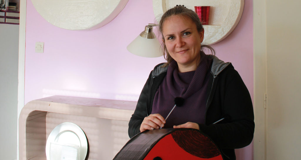 sophie créé du mobilier à partir de carton